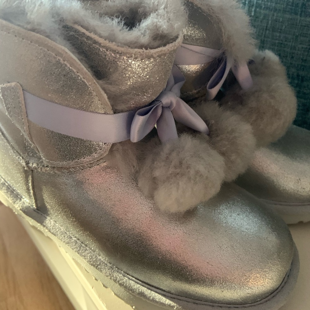 Ugg Gita Boots Girl Size 3 NWOB - Picture 6 of 7